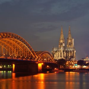 Kölner Dom zur Blauen Stunde, aufgenommen vom Deutzer Ufer