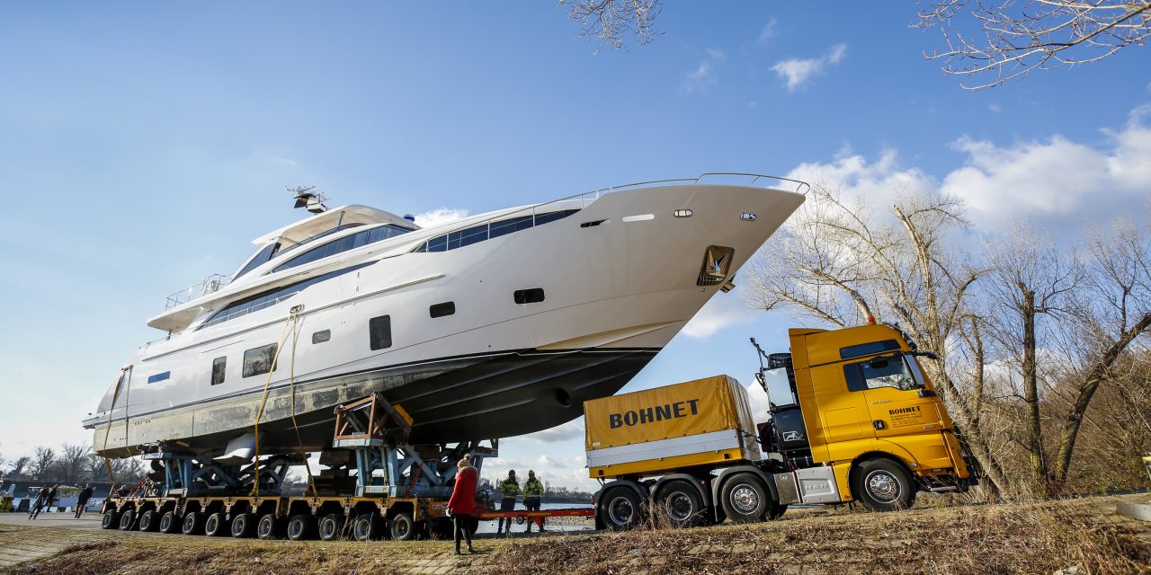 #Boot #Düsseldorf: Pontoon carrying seven luxury yachts arrives