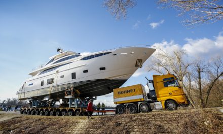 #Boot #Düsseldorf: Pontoon carrying seven luxury yachts arrives